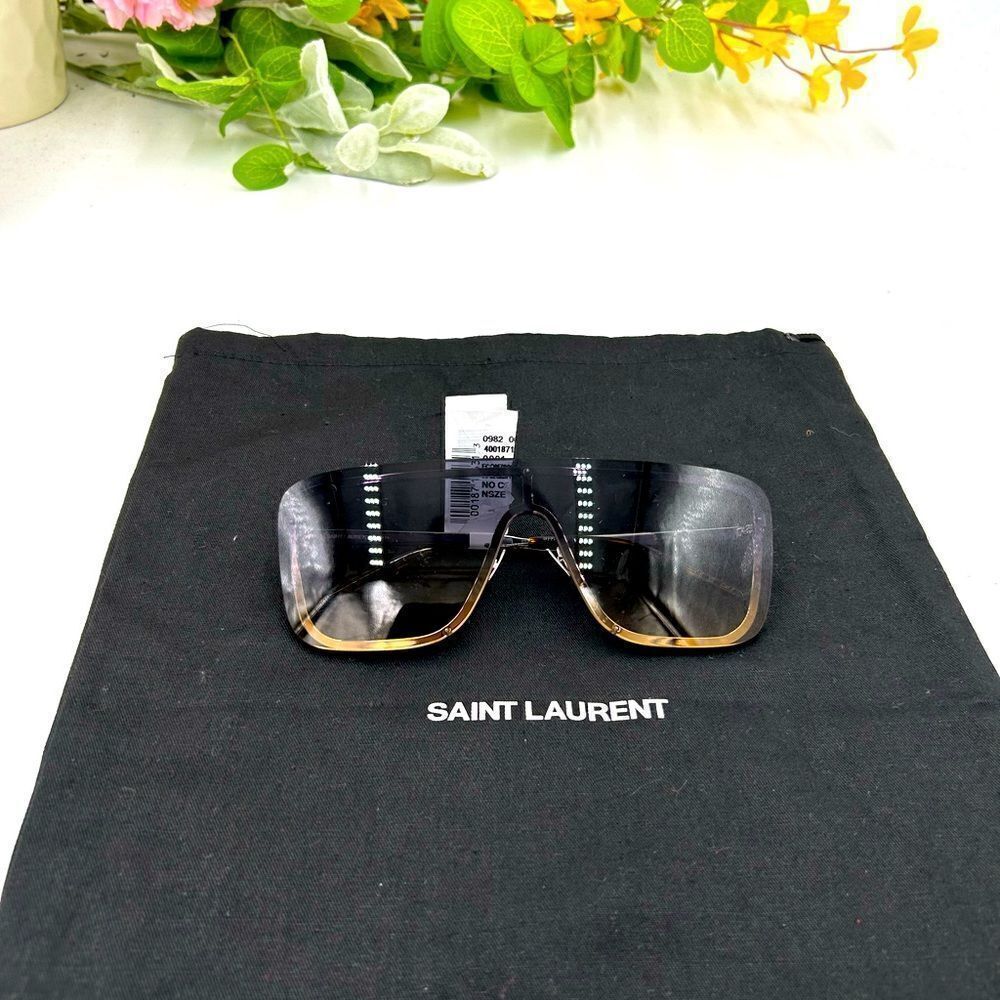 SOLD!!!!!!!!!!!      Unisex Saint Laurent sunglasses made in Italy